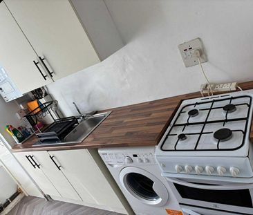 Room in a Shared Flat, York Road, SW11 - Photo 6