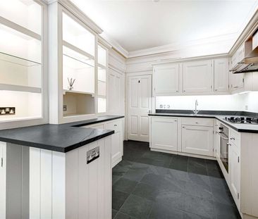 A beautifully restored townhouse offering contemporary living in the heart of Soho. - Photo 5