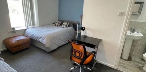 1 bedroom in a house share to rent - Photo 2