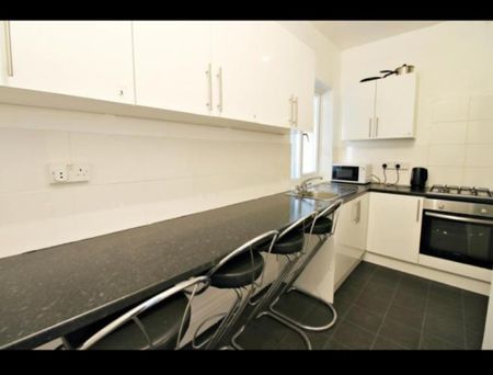 Great 4 bedroom shared house in Bradford - Photo 2