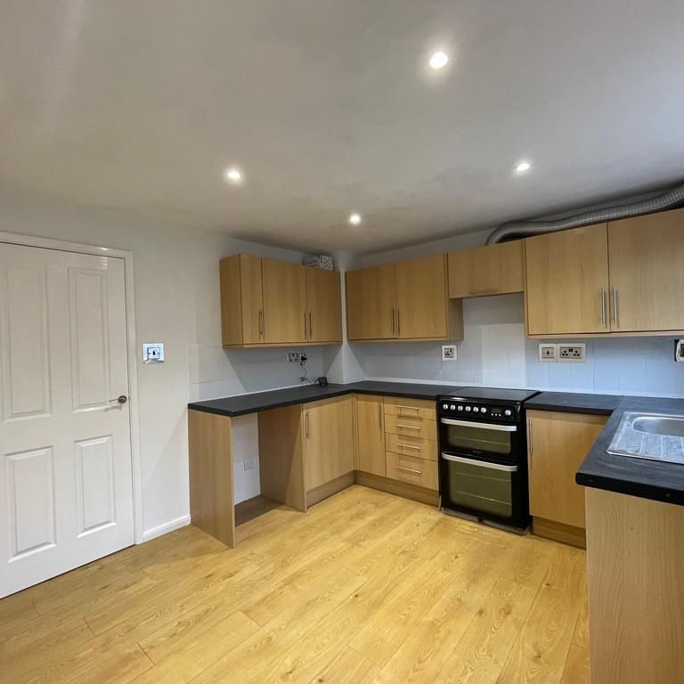 3 bedroom semi-detached house to rent - Photo 1