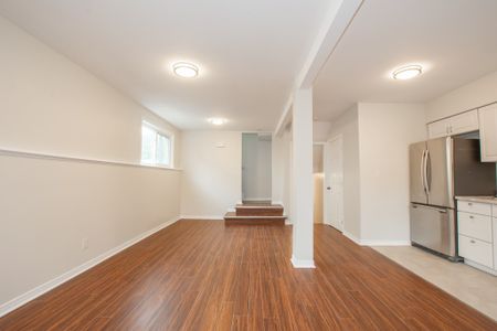 Spacious 2 Bedroom Lower Unit in Welland!! - Photo 2