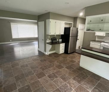 Charming 3 Bedroom Upper - Photo 5