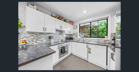 Stylish Three-Bedroom Villa in a Peaceful Strathmore Heights Pocket - Photo 3