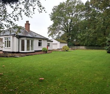 A spacious detached bungalow featuring two double bedrooms, a doubl... - Photo 1