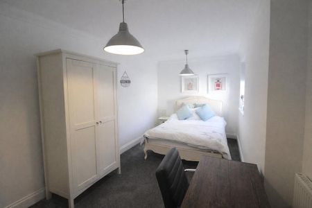 4 bedroom semi-detached house to rent - Photo 4