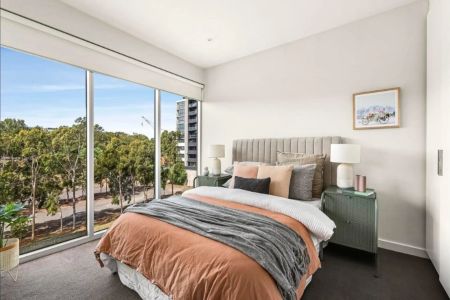 Light Filled Top Floor Apartment in a Prime Lifestyle Pocket - Photo 3