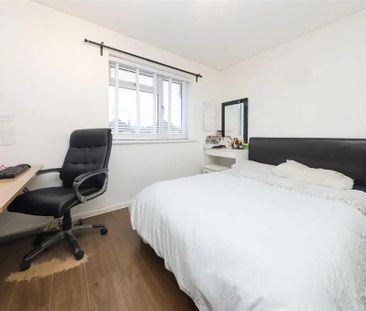 4 bedroom end of terrace house to rent - Photo 5