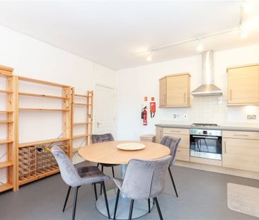 A spacious first floor apartment in this convenient North Oxford lo... - Photo 1