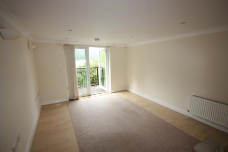 Mallow Crescent, Guildford - 2 bedrooms Property for lettings - Seymours - Photo 3