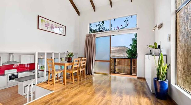 Beautiful Family Home With Stunning Views - Photo 1