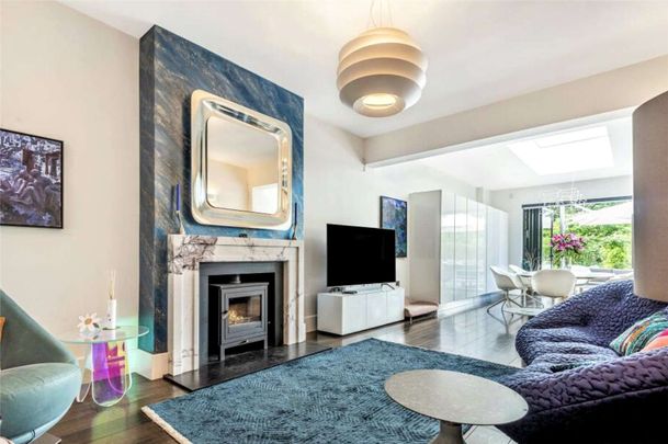 Well presented four bedroom characterful property within walking distance of Henley town centre. - Photo 1