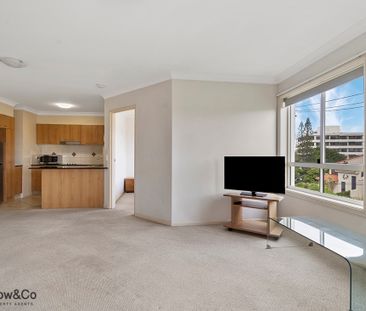 FULLY FURNISHED APARTMENT PERFECTLY POSITIONED IN SURFERS PARADISE - Photo 5