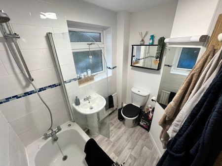 Knaphill, Woking - Photo 5