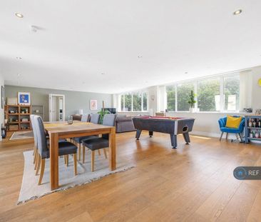 3 bedroom flat to rent - Photo 4