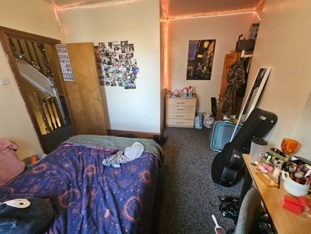 8 Bed - 1 Hill Top Street, Hyde Park, Leeds - LS6 1NW - Student - Photo 4