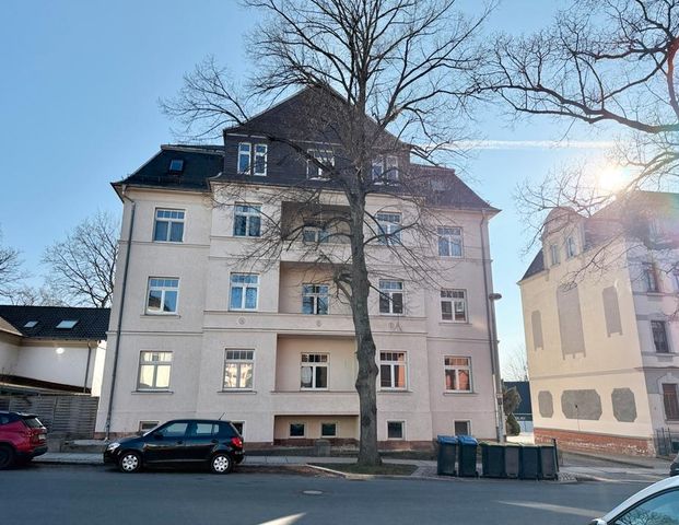 3-Raum • Dachgeschoss • schöner Grundriss • Bad mit Wanne • modernes Laminat • gepflegtes Haus - Photo 1