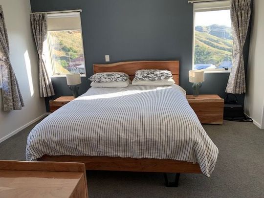 Warm modern 4 bedroom family home; all day sun - Photo 1