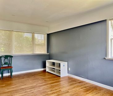 Beautiful 3 Bedroom House in Kelston - Photo 2