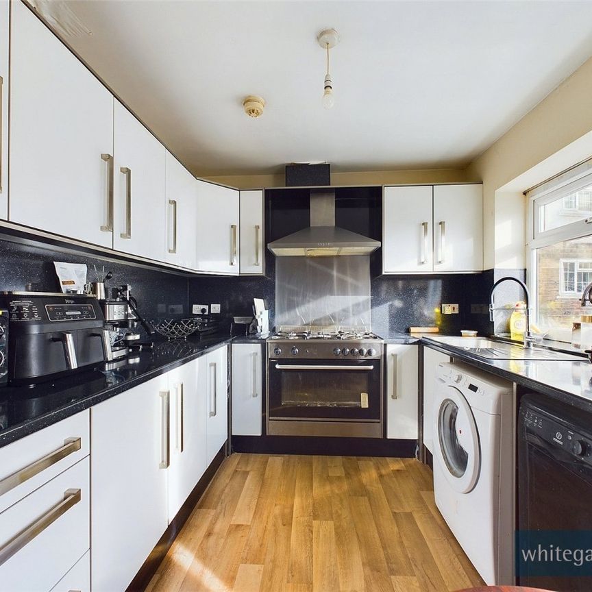 Lingwood Avenue, Bradford, West Yorkshire, BD8 - Photo 1