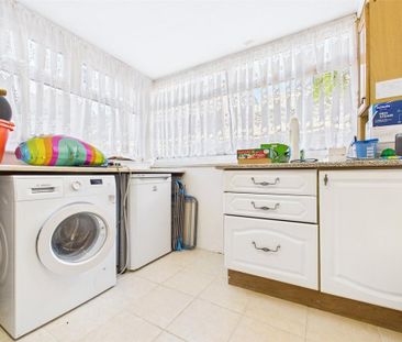 4 bedroom semi-detached house to rent - Photo 2