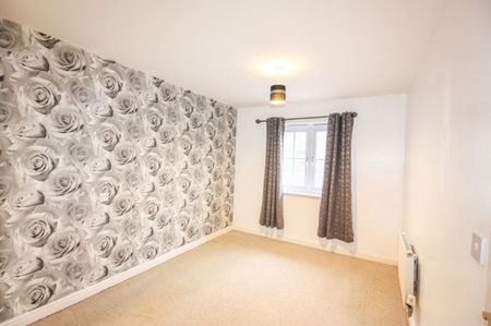 3 bed Town House - To Let - Photo 3