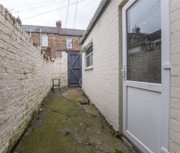 Well-presented 2 bedroom terrace property located in the popular So... - Photo 5