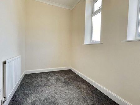 3 bedroom end of terrace house to rent - Photo 2
