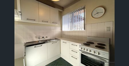 WALK TO BEACH, MODERN KITCHEN, INTERNAL LAUNDRY - Photo 4