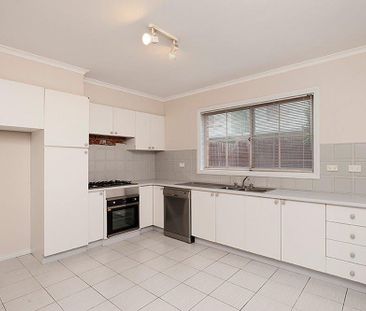 Spacious Townhouse Living! - Photo 3