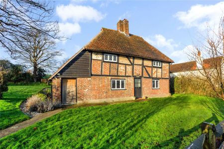 Detached character property which has undergone recent refurbishment - Photo 3