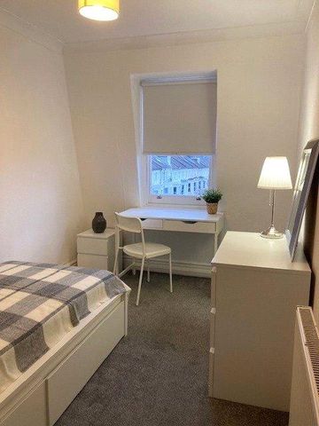 1 bedroom in a flat share to rent - Photo 2