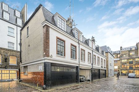 A two bedroom maisonette situated in a quiet mews just off Marylebone Lane and Marylebone High Street. - Photo 5