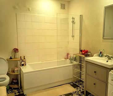 SAINT LAURENT DU PAPE- Appartement en RDC - Photo 6