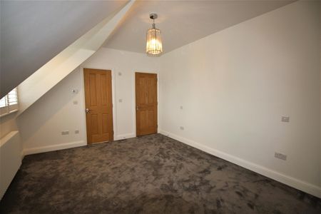 3 bed flat to rent in The Avenue, Bushey, WD23 - Photo 4