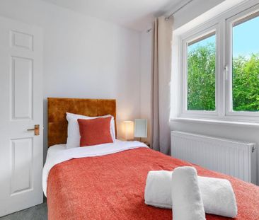 4 bedroom semi-detached house to rent - Photo 4
