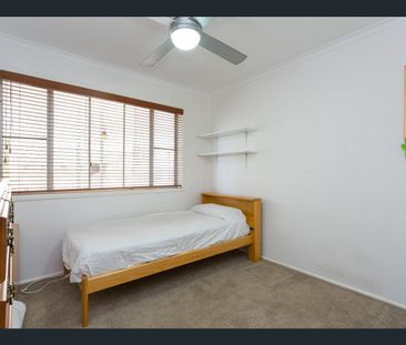 Family Home Close to Everything! - Photo 4