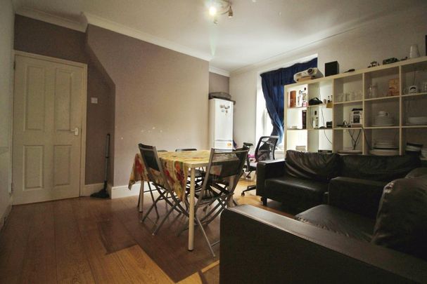 4 bedroom flat to rent - Photo 1