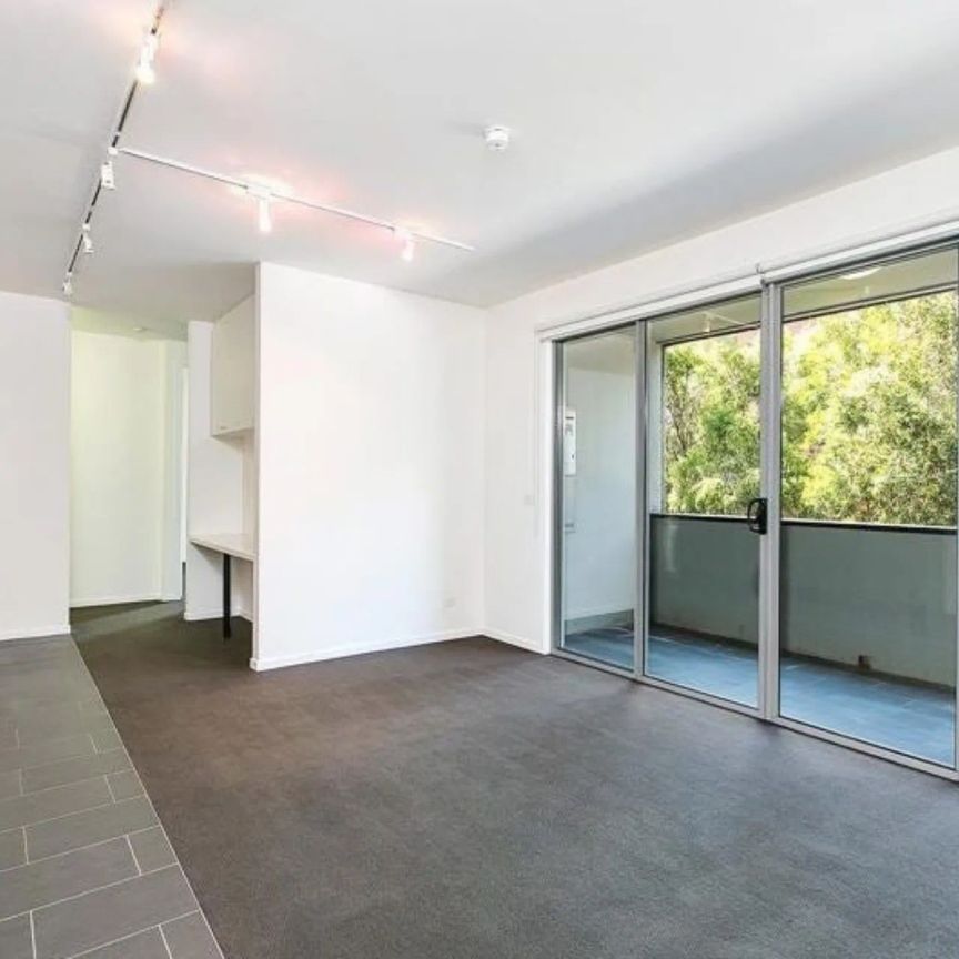 Architecturally Designed Apartment with Leafy Outlook in the Heart of Kew - Photo 1