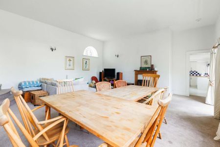 Grade II* listed 3 bedroom stable conversion set in a rural location with wrap around garden, parking and storage. - Photo 5