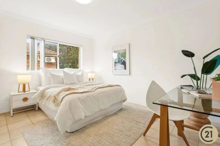 “Elegant Two-Bedroom Apartment in an Exclusive Block” - Photo 3