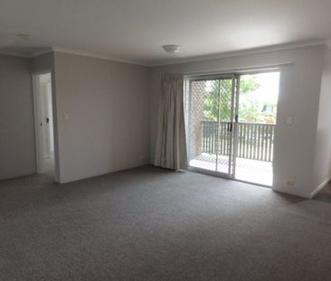 2 Bedroom Unit - Walk to Greenslopes Busway & Private Hospital - Photo 3