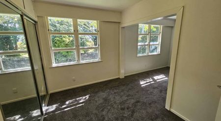 LARGE HOME FOR FAMILIES OR FLATTIES! - Photo 2