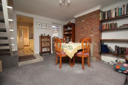 3 bedroom Property to rent - Photo 2