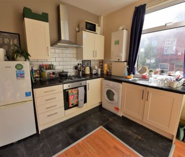 2 bedroom Flat in Harold Grove, Leeds - Photo 2