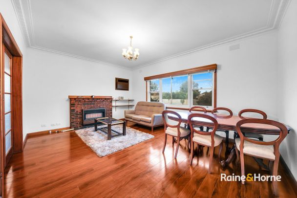 3 Bedroom Home in Werribee with SOLAR PANELS! - Photo 1