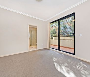 Oversized Ground-Floor Apartment with Large Courtyard in a Quiet Tr... - Photo 2