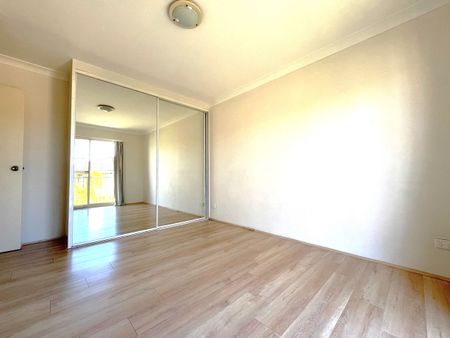 Spacious and Modern 2 Bedroom Apartment - Photo 4