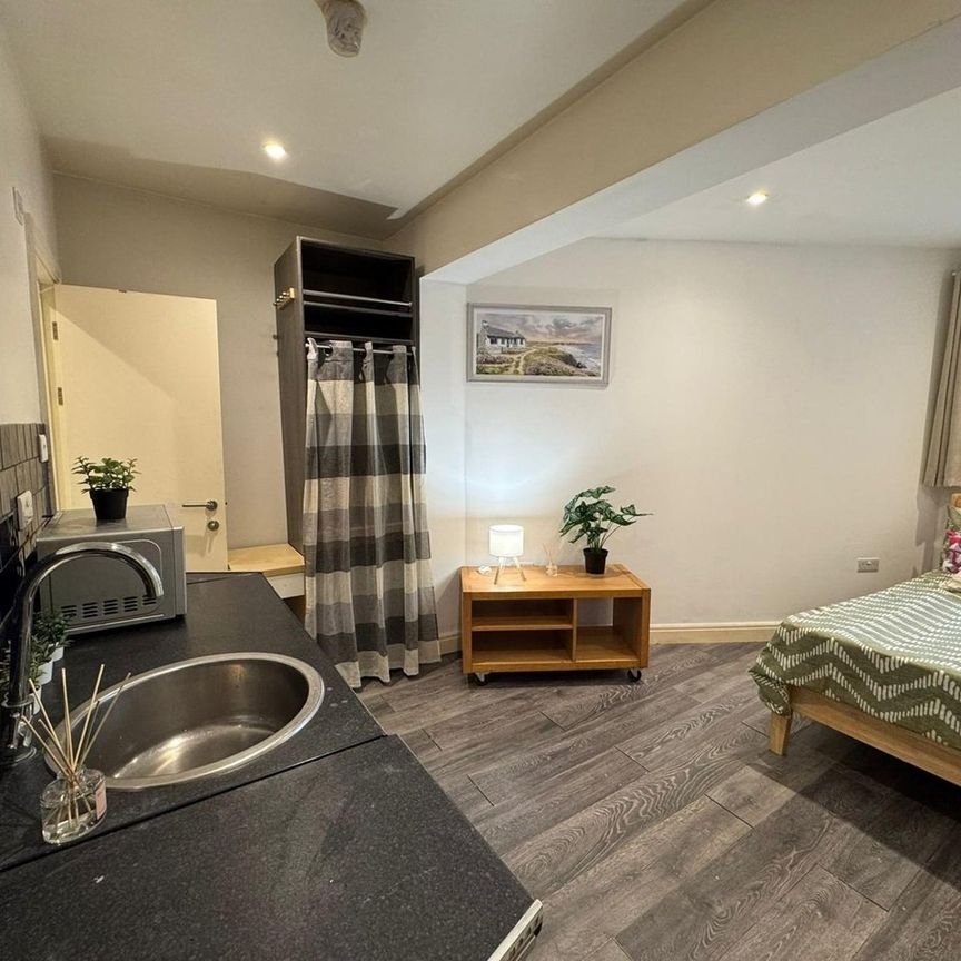 Room in a Shared House, Deanfield Gardens, CR0 - Photo 1