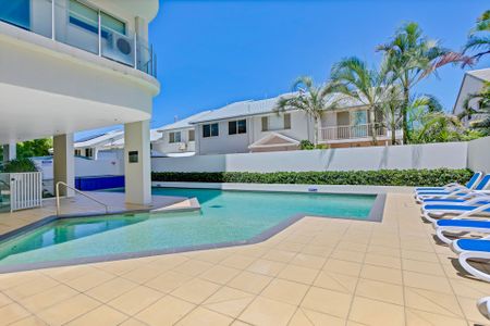 Luxurious Multi-Level Penthouse with Private Rooftop Jacuzzi & Panoramic Views - Photo 5
